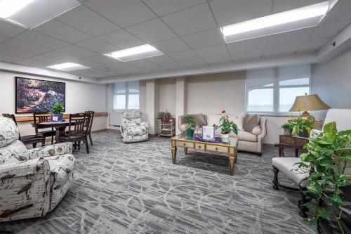 Sitting Area at Chateau de Notre Dame Assisted Living